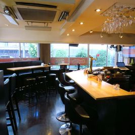 カウンター席とテーブル席、どこからでもモニターが見やすくなっています - BeatTripの室内の写真