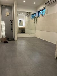 大きな鏡が、壁一面にあります。ヨガやダンスの方向けです。
こちらでベットなどの移動させて頂きますので、入室からすぐに始められます - GOLD 平町サロンの室内の写真