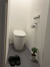 白壁の清潔感のあるトイレです - GOLD 平町サロンの室内の写真