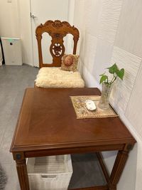 90×90のゆったりしたテーブルと猫足のおしゃれなチークの椅子をご用意してます、
椅子はご要望により4脚可能です。 - GOLD 平町サロンの室内の写真