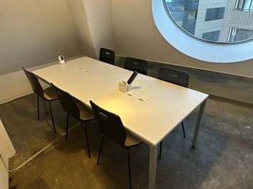 松戸 by 松戸shareBASE 6名用会議室の室内の写真