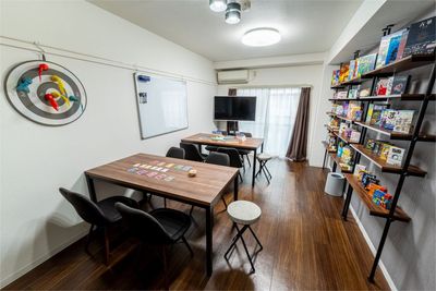テーブルのレイアウトを変更して2卓に分けても楽しめます✨ - ボードゲームスペースChiratto_心斎橋 100種類以上のボードゲームを楽しめるオトナの秘密基地🎮✨の室内の写真