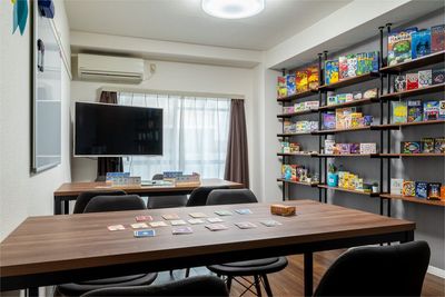ボードゲームスペースChiratto_心斎橋 100種類以上のボードゲームを楽しめるオトナの秘密基地🎮✨の室内の写真