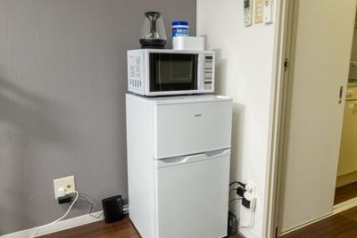 冷蔵庫、電子レンジ、ケトルなどの家電も備えています✨ - ボードゲームスペースChiratto_心斎橋 100種類以上のボードゲームを楽しめるオトナの秘密基地🎮✨の設備の写真