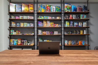 ライブ配信やオンラインMTGではボードゲームを背景にした配信ができます！ - ボードゲームスペースChiratto_心斎橋 100種類以上のボードゲームを楽しめるオトナの秘密基地🎮✨のその他の写真