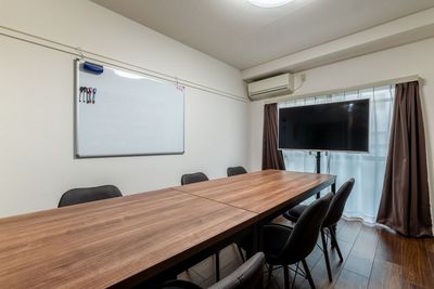 120cmのホワイトボードと大型テレビモニターも完備しており、会議や打ち合わせといったビジネス用途にもご利用いただけます。 - ボードゲームスペースChiratto_心斎橋 100種類以上のボードゲームを楽しめるオトナの秘密基地🎮✨の室内の写真