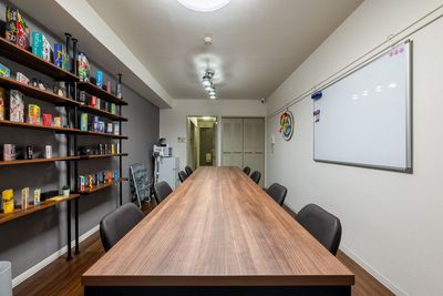 4人掛けのダイニングテーブル（150 x 75cm）を2台備えており、大人数でも余裕を持って着席いただけます🪑 - ボードゲームスペースChiratto_心斎橋 100種類以上のボードゲームを楽しめるオトナの秘密基地🎮✨の室内の写真