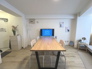 ミーティングや推し活等、マルチに使える空間です♪ - ヒトトキ三田店 ヒトトキ三田店　新規オープンのおうちスペース🏠の室内の写真