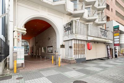 マンションの歩道からの入り口です。
アーチの右側の通路からお進みください。 - レンタルサロン「angel tree」栄店 レンタルサロン　Angel Tree　栄店の外観の写真