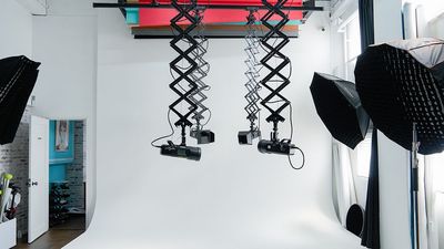 プロ用機材無料貸出、Tiktok＆Youtube収録、クロマキー撮影可能、大画面デザー撮影、4Kプロジェクター投影も可能 - Studio VEAL Kobe 白ホリスタジオ 