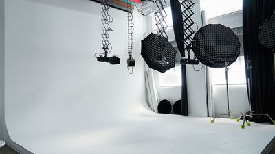 広々白ホリゾン、高さ4ｍ×幅4.5ｍ×延4.2ｍ - Studio VEAL Kobe 白ホリスタジオ  神戸フォトスタジオ レンタルスタジオ 白ホリスタジオの室内の写真