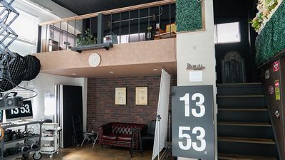 50インチモニターでデザー撮影 - Studio VEAL Kobe 白ホリスタジオ  神戸フォトスタジオ レンタルスタジオ 白ホリスタジオの室内の写真