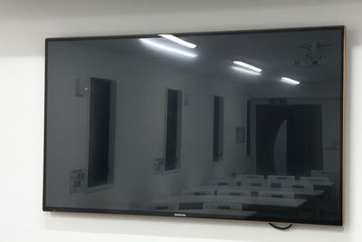 65型テレビモニター無料完備 - 高崎白銀ビル貸し会議室 別館 Room1【2-3名掛け最大26席】の設備の写真