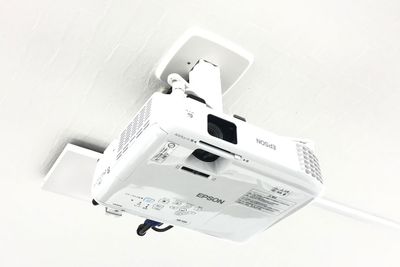 プロジェクターの貸し出しも無料でございます。 - 高崎白銀ビル貸し会議室 別館 Room1【2-3名掛け最大26席】の設備の写真