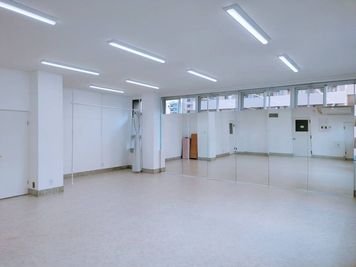 スタジオ内部① - レンタルスタジオ「スタジオminato湊川店」 60㎡以上の広々レンタルスタジオの室内の写真