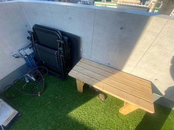 インフィニティーチェア×2脚
二人掛けベンチ
防水タタミ(1㎡) - 貸切レンタルジム武蔵小山(スミスマシン×サンドバッグ) 【地域最安】屋上テラス/スポーツ観戦・LIVE観覧の設備の写真