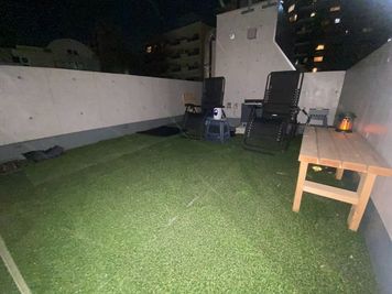 屋上(夜) - 貸切レンタルジム武蔵小山(スミスマシン×サンドバッグ) 【地域最安】屋上テラス/スポーツ観戦・LIVE観覧の室内の写真