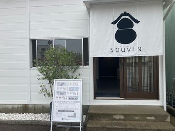 立て看板を無料でご利用できます。（A１サイズのポスタを挟んで使います） - Gallery SOUVIN 個展や展示会での販売、スタジオ撮影のレンタルスペースです。の室内の写真