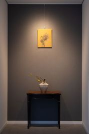 入り口を入って正面に床間をイメージしたグレーの空間があります。 - Gallery SOUVIN 個展や展示会での販売、スタジオ撮影のレンタルスペースです。の入口の写真
