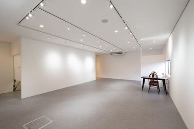 奥から入口方向を撮影。左手に見えるのはバックルームです。 - Gallery SOUVIN 個展や展示会での販売、スタジオ撮影のレンタルスペースです。の室内の写真