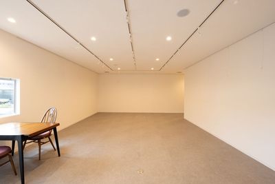 天井の照明はホワイト/オレンジに切り替え可能です。 - Gallery SOUVIN 個展や展示会での販売、スタジオ撮影のレンタルスペースです。の室内の写真