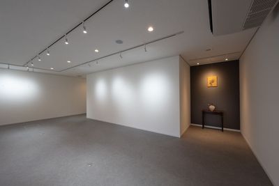 天井にあるLEDスポットライトを点灯。 - Gallery SOUVIN 個展や展示会での販売、スタジオ撮影のレンタルスペースです。の室内の写真
