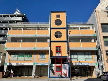 オレンジ色のビルが目印です。向かい側にはauショップさんがございます。 - 高槻初！屋上レンタルスペース　(株)サンワコーポレーション 屋上レンタルスペースの外観の写真