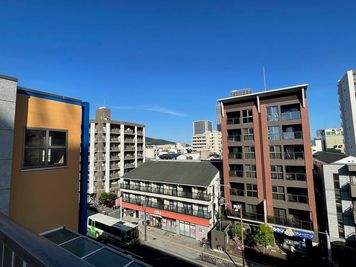 屋上から見える周辺の建物です。 - 高槻初！屋上レンタルスペース　(株)サンワコーポレーション 屋上レンタルスペースの室内の写真