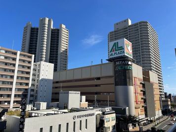 屋上から見える周辺の建物です。 - 高槻初！屋上レンタルスペース　(株)サンワコーポレーション 屋上レンタルスペースの室内の写真