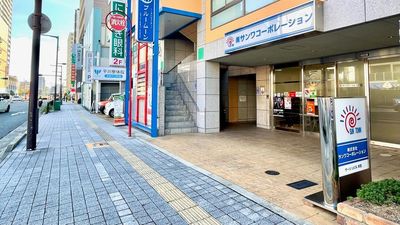 JR高槻駅から徒歩5分ほどのアクセス抜群な場所にございます。
（駐車場は周辺のコインパーキングが多数ございますのでご利用ください） - 高槻初！屋上レンタルスペース　(株)サンワコーポレーション 屋上レンタルスペースの入口の写真