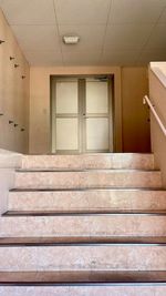 最上階から屋上までは階段となります。 - 高槻初！屋上レンタルスペース　(株)サンワコーポレーション 屋上レンタルスペースの室内の写真