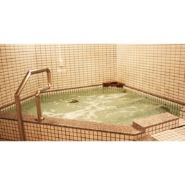 シャワー10か所・浴槽完備 - ゴールドジム浦安千葉店 【男性限定】ビジタータンニング（日焼け）パックの設備の写真