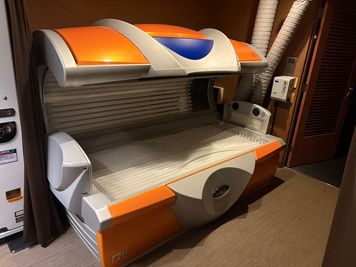 ベッド型タンニングマシン
ウルトラサンQ18
7300Ｗ・15分/回 - ゴールドジム浦安千葉店 【男性限定】ビジタータンニング（日焼け）パックの室内の写真