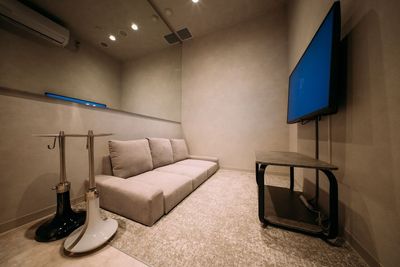 【¥250/30分  喫煙可能/新宿駅徒歩2分】大型モニター付きフラットシート3名個室（R5） - コワーキングスペースカフェ_Naroz新宿