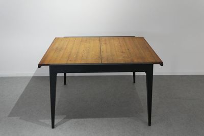 撮影台１台。縦700×横1,100×高750。ちなみにイギリスのアンティーク家具です。 - Gallery SOUVIN 個展や展示会での販売、スタジオ撮影のレンタルスペースです。の設備の写真