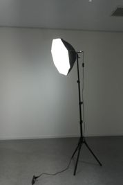 Nice Veediの照明１台。灯りは白、青白、オレンジに切り替え可能。 - Gallery SOUVIN 個展や展示会での販売、スタジオ撮影のレンタルスペースです。の設備の写真