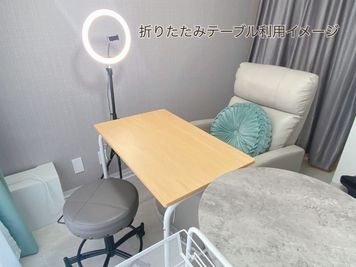 レンタルサロンRocca【９０５】 名古屋│金山駅２分✨リモートワーク・少人数打合せに最適の室内の写真