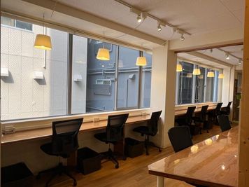 2階窓側のデスクです。外からの日光が暖かくデスクを照らしてくれます♪ - コモンルーム中津 コワーキングスペースの室内の写真