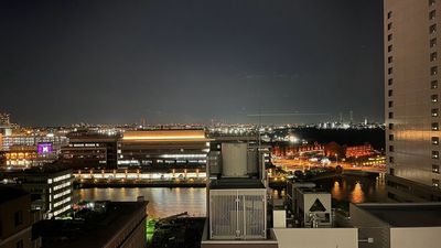 横浜赤レンガ倉庫側の夜景も綺麗です - 赤レンガ倉庫と富士山を望むレンタルスペース「みなと」/「みらい」 富士山・みなとみらいを望む最上階の明るい会議室「みらい」のその他の写真