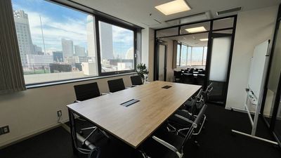 大会議室「みなと」とのコネクティング - 赤レンガ倉庫と富士山を望むレンタルスペース「みなと」/「みらい」 富士山・みなとみらいを望む最上階の明るい会議室「みらい」の室内の写真