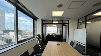 大会議室「みなと」とのコネクティング - 赤レンガ倉庫と富士山を望むレンタルスペース「みなと」/「みらい」 富士山・みなとみらいを望む最上階の明るい会議室「みらい」の室内の写真