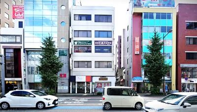 「水道町」バス停 目の前の分かりやすい立地です - 熊本水道町ミーティングスペース 貸し会議室・レンタルスペース（セミナー・商談・リモート・面接）の外観の写真
