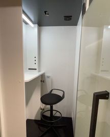 いいオフィス南越谷 完全個室テレカン⑧ ※予約時間前は入室不可の室内の写真