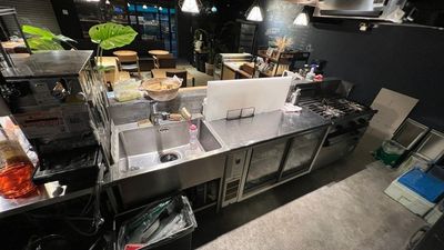 ・厨房設備
手前ビールサーバー
１層シンク
冷蔵ショーケース
※冷蔵庫に関しては貸出時ここを開けますので、ご自由にお使いください
３口ガスコンロ - イルミCafe イルミCafeWorksの設備の写真
