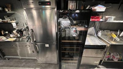 ・厨房設備
大型冷凍庫とワインセラー
（通常営業の食材が入っているので、ご使用になる場合はご相談ください）
 - イルミCafe イルミCafeWorksの設備の写真