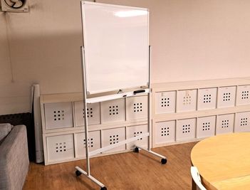 900mm×900mmの両面ホワイトボードもあります。 - GARAGE AKIHABARA 貸し会議室GARAGE AKIHABARAの設備の写真