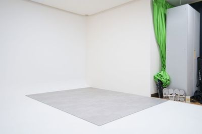 コンクリート風フロアタイル
50×50cmのタイル24枚(約3畳半分)を置くだけで簡単設置可能。
追加料金は不要。ご予約時にご利用希望をお知らせください。 - LOOP HAKATA 撮影スタジオLOOP HAKATAの設備の写真