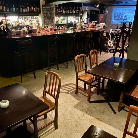 カウンター5〜7席
テーブル4卓 - BAR HICOTTO キッチン付きレンタルスペースの室内の写真
