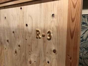 神戸駅前コワーキングスペース Suki_ma（スキマ） 【R-３】１名_スクリーン付き個室ブース_神戸駅前スキマの入口の写真