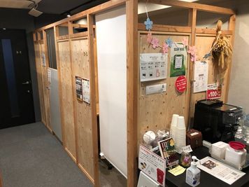 神戸駅前コワーキングスペース Suki_ma（スキマ） 【R-３】格安！１名_スクリーン付き個室ブース_神戸駅前スキマの室内の写真